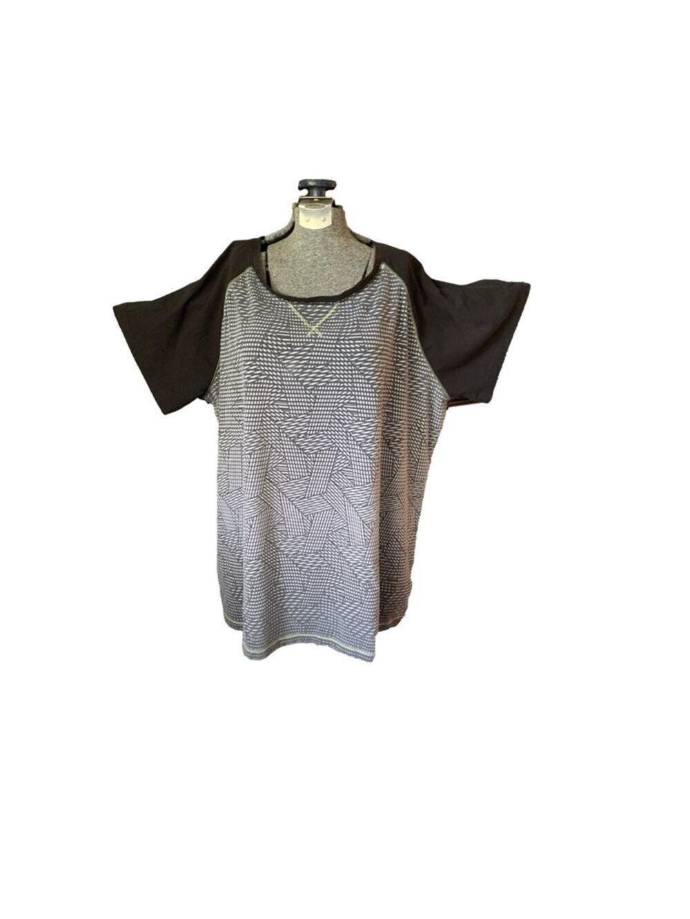 Women's ActiveZone Black White Geometric Short Sleeve Tee 2X
